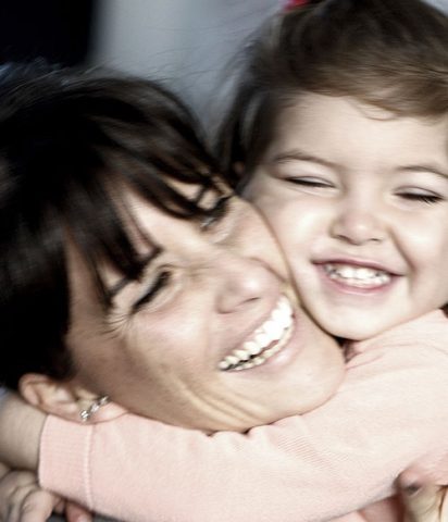 <p> <b>Raccontati in meno di 140 caratteri ;) #donnamoderna delmese</b><br /> Sono una creativa, una moglie, una mamma nonché una donna! Amo la vita e vivo con entusiasmo tutto ciò che faccio! Non riesco a stare ferma e non far nulla, ho sempre una nuova idea in testa e qualche volta ho bisogno che qualcuno mi dica stop! Per questo ho aperto il mio blog www.momeme.it <br /> Amo stare all'aria aperta, il sole, il mare e lo shopping!<br /> <b>Com'è la tua giornata tipo? </b><br />Mi sveglio presto insieme a mio marito, facciamo colazione poi lui va a lavorare e io ne approfitto per seguire un po' il mio blog... giusto un'oretta poi quando si sveglia mia figlia mi dedico a lei, alla casa e alle commissioni quotidiane! Qualche volta andiamo in palestra insieme, pratico yoga e pilates, qualche altra volta riesco ad andare da sola! Alla sera quando rientra anche il papà restiamo insieme tutti e tre, cena e divano! Non potremmo chiedere di meglio...</p>