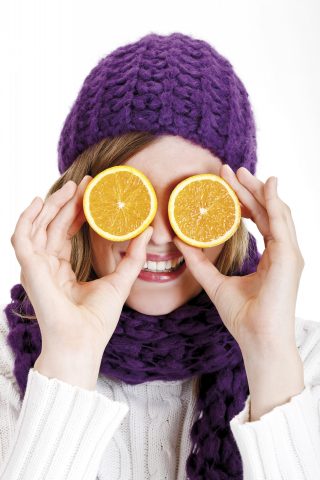 <p><b>ENERGIZZANTE E PURIFICANTE</b></p><p>Taglia la buccia di un limone o un'<b>arancia</b>, poi posiziona le bucce in un contenitore, ricoperte da aceto di mele e lascia riposare per <b>36 ore</b>. Usa una garza per filtrare e aggiungi <b>acqua</b> minerale o distillata al composto: ricorda che ti basta una <b>minima quantità</b> di bucce, poiché dovrai aggiungere quattro parti di acqua per una parte di aceto. L'<b>alternativa</b>? Puoi replicare lo stesso processo utilizzando il<b> rosmarino</b>: in un barattolo ricopri qualche rametto con l'<b>aceto di mele</b>, astringente e tonificante: dopo due o tre giorni versa acqua distillata o minerale. A piacere potrai aggiungere olio essenziale di <b>rosa</b>, gelsomino o lavanda.</p>
