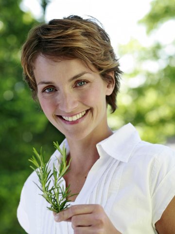 <p><b>RINFRESCANTE E ANTISTRESS</b></p><p>Prepara un infuso concentrato utilizzando con il tè nero, purificante e astringente o il <b>tè verde</b>, noto per l'azione antiossidante e lenitiva. Aggiungi olio essenziale di <b>arancio dolce</b>, antistress, levigante e ricco di vitamina C, ottimale contro rughe e <b>segni del tempo</b>, oppure olio essenziale di tea tree, antisettico e dal fresco profumo penetrante. Attenzione a non utilizzare l'olio essenziale di arancio o limone prima dell'esposizione al sole, poiché hanno un'<b>azione fotosensibilizzante</b>. L'alternativa? Numerose ricerche hanno confermato il potere stimolante dell'olio essenziale di <b>rosmarino</b> per la rigenerazione cellulare: antiossidante e deodorante, ti darà una sferzata di energia. Puoi utilizzare qualche goccia di olio essenziale oppure bollire acqua e rosmarino.</p>