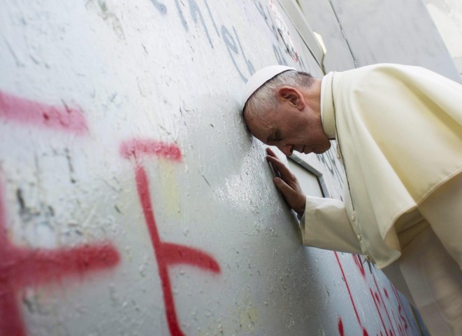 La preghiera del Papa accanto al muro di Betlemme
EPA/OSSERVATORE ROMANO HANDOUT HANDOUT EDITORIAL USE ONLY