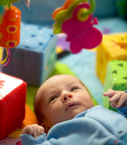 <p>Se si dirige un fascio luminoso sulla pancia della mamma al <b>settimo mese</b> di gravidanza, quando la retina sta completando il suo sviluppo, il bambino muove le palpebre e accelera il battito cardiaco.</p><p>Però la vista matura <b>dopo la nascita, </b>perché molte cellule visive iniziano a funzionare solo se esposte alla luce, e si sviluppa completamente intorno ai <b>2-3 anni.</b> Offri al piccolo giochini colorati, ma ricorda che fino ai <b>3 mesi </b>mette a fuoco a una distanza di circa 30 cm.</p>