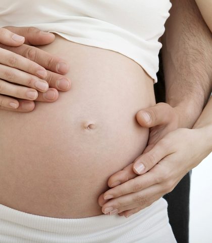 <p><b>Il tatto nel neonato e nel pancione</b></p><p>Il senso che si sviluppa per primo, a partire dall’<b>ottava settimana</b> di gestazione, è il tatto, soprattutto nell’area di bocca, mani e piedi. È per questo che al bambino piace succhiarsi il dito già nel pancione! Intorno al <b>quinto mese</b> riesce a percepire sulla pelle le vibrazioni che arrivano dall’esterno, come le carezze sul tuo addome.</p><p>Quando è nato, continua a stimolare questo senso, <b>accarezzandolo</b> molto delicatamente o con il massaggio neonatale.</p>