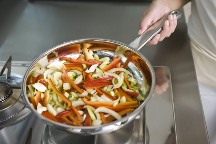 <p>Quando vuoi preparare un piatto leggero, senza sfruttare troppi grassi come burro o olio, la <b>cottura saltata in padella</b> è perfetta. Adatta a verdure, carne e pesce.</p><p>Un'altra tipologia di cottura interessante è quella a <b>bagnomaria</b>, per preparare <b>creme e salse</b>. Come si fa? Trasferisci in un pentolino il composto e immergilo in una pentola più grande che contenga due dita d'acqua. Importante è tenere basso il fuoco perché l'acqua non arrivi a bollore. </p>