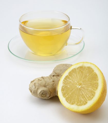 <p>Bevi una <b>tisana </b>allo zenzero per stimolare il fegato, organo primario della depurazione.</p><p>La prepari con mezzo <b>limone</b> tagliato a fettine e il succo dell’altra metà, due centimetri di <b>radice di zenzero</b> e un pizzico di <b>pepe di Cayenna</b> (stimola la circolazione). Dolcifica tutto con un cucchiaino di <b>miele.</b></p>