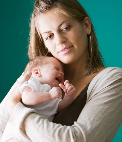 <p> <b>Il neonato va consolato in braccio sì o no?</b><br />«Non ci sono regole. C'è chi ama tranquillizzarlo tenendolo stretto e chi preferisce coccolarlo sulla seggiolina: l'importante è stargli vicino come viene più naturale».</p>