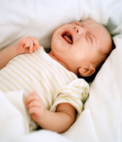 <p> <b>Perché i bebè spesso prima della nanna sembrano disperati?</b> <br /> «L'addormentamento è il distacco dal <b>mondo della veglia</b>, dalla mamma e dal papà. È un momento delicato: i più piccoli sembrano a volte rifiutarsi di “crollare”, i più grandini richiedono compagnia. Ma attenzione: acquisire la capacità di entrare da soli nel mondo dei sogni è una grande <b>conquista di autonomia</b>.<br /> Dopo una giornata intensa i bambini fanno spesso fatica ad addormentarsi perché sono troppo stanchi e questo li rende apparentemente sveglissimi. Per i più piccoli,<br /> può essere utile una giostrina a sospensione o un carillon. Se <b>piange</b>, proviamo a stare con lui senza prenderlo in braccio: spesso basta la dolce pressione di una mano<br />per farlo addormentare».</p>