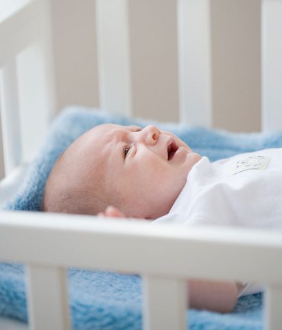 <p> <b>E per i pianti notturni che tanto affaticano i genitori? </b><br />«A volte basta rassicurarlo facendosi vedere, magari ridandogli il ciuccio per poi allontanarsi. Ma se c'è qualcosa che lo disturba o se voi siete sfiniti, accoglietelo nel lettone. Fino all'anno d'età i bimbi non prendono vizi, ma sono sensibili alle abitudini».</p>