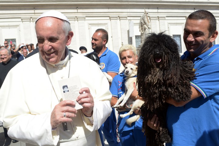Pope Francis meets members of a Canine unit at the end of his weekly general audience in St Peter's square at the Vatican on September 18, 2013. AFP PHOTO / OSSERVATORE ROMANO == RESTRICTED TO EDITORIAL USE - MANDATORY CREDIT "AFP PHOTO / OSSERVATORE ROMANO" - NO MARKETING NO ADVERTISING CAMPAIGNS - DISTRIBUTED AS A SERVICE TO CLIENTS == (Photo credit should read OSSERVATORE ROMANO/AFP/Getty Images)