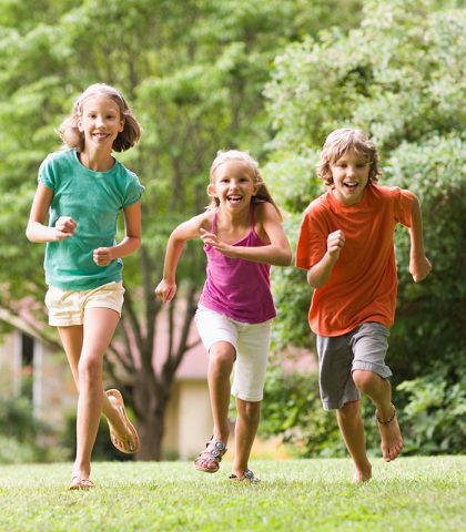 <p><b>Ma quanto movimento deve fare?</b></p><p>Un tempo si sosteneva almeno 1 ora al giorno per tutti i bambini. Ma recenti studi propongono di <b>modulare </b>l’attività fisica (qualunque essa sia) secondo <b>genere ed età</b>. Così.</p><p><b>Maschi</b>: <b>2-6 </b>anni <b>73 </b>minuti; <b>6-9</b> anni <b>8</b>5 minuti</p><p><b>Femmine: 2-6</b> anni <b>58</b> minuti; <b>6-9</b> anni <b>66</b> minuti</p>