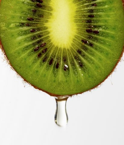 <p><b>MERENDA DELLA SALUTE</b></p><p>Il <a href="https://www.donnamoderna.com/cucina/risultati-ricette//(searchkey)/kiwi" target="_blank">kiwi</a> è considerato fra i frutti più ricchi di antiossidanti: grazie al contenuto di <b>polifenoli</b> la sua fresca polpa protegge dalle malattie degenerative. A <a href="http://ricette.donnamoderna.com/il-ciambellone-per-la-merenda" target="_blank">merenda</a> fai il pieno di <b>vitamina E</b> e abbina frutta fresca e uno <b>yogurt </b>a nocciole, mandorle, <b>noci </b>e avocado. La vitamina E, preziosa per la salute del <b>cuore</b>, si trova anche nel grano integrale, che è bene scegliere con attenzione informandosi sulla provenienza e le modalità di <b>coltivazione</b>.</p>