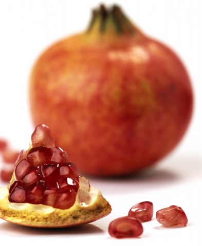 <p><b>DIETA ANTIAGE</b></p><p>Il <b>melograno</b> presenta un'elevatissima concentrazione di antiossidanti molto elevata e grazie ai<b> flavonoidi</b> protegge cuore e arterie aiutando a contrastare i radicali liberi con la presenza di acido ellagico. Questo frutto è ricco di <b>beta-carotene</b>, un antiossidante presente anche nelle carote, <b>zucca</b>, mango, patate dolci e... prezzemolo! Porta a tavola questi alimenti, meglio se cucinati al <b>vapore </b>e conditi con olio crudo: terrai a bada <b>colesterolo</b> e malattia cardiache rafforzando il sistema immunitario.</p>