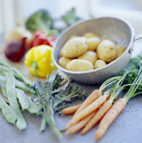 <p><b>DETOX DEI METALLI PESANTI</b></p><p>Patate,<b> broccoli</b>, spinaci e lievito di birra contengono l'acido alfa lipoico, che aiuta l'eliminazione delle <b>tossine</b> e regola i livelli di zucchero nel sangue. Inoltre le <b>patate</b>, così come le noci, presentano alte dosi di <b>selenio</b>, che protegge le funzioni celebrali e il pancreas. Il selenio ha un'azione antinfiammatoria ed è indicato per l'<b>artrite</b>, oltre a essere considerato un potente antiossidante in grado di disintossicare rispetto metalli pesanti quali mercurio, cadmio, <b>piombo</b>.</p>