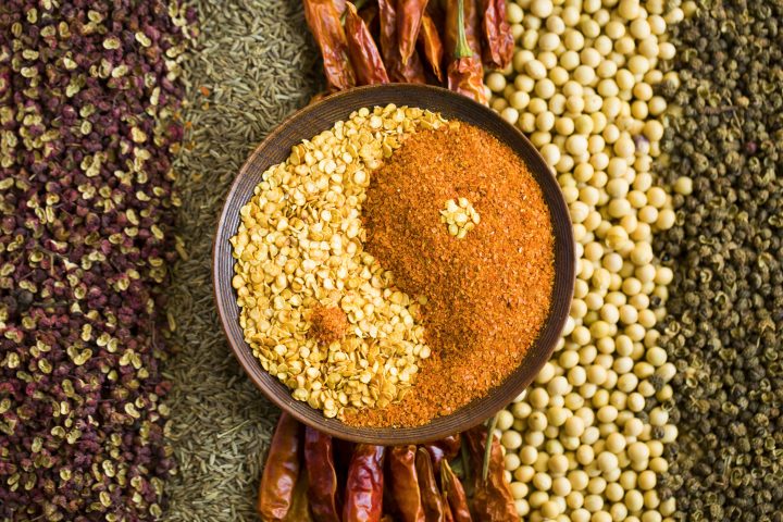 <p><b>IL PANE NON È SEMPRE UGUALE</b></p><p>I <b>cereali</b> integrali sono ricchi di <b>acido folico</b>, vitamina idrosolubile del gruppo B particolarmente preziosa in <a href="https://www.donnamoderna.com/mamme/Gravidanza" target="_blank">gravidanza</a> perché aiuta la formazione dei globuli rossi e del sistema nervoso, fondamentale per prevenire <b>malformazioni</b> neonatali quali la spina bifida. Disturbi del sonno e una difficoltà a <b>concentrarsi</b> sono associati a carenze di acido folico: ricorda che è preferibile consumare frutta e verdura <b>crude</b>, poiché la cottura distrugge gran parte dei folati e delle vitamine. Puoi trovare l'acido folico anche in alimenti come asparagi, agrumi, <b>spinaci</b>, broccoli, fagioli, melone, banane,<b> legumi</b>. Attenzione: oggi gran parte del <b>pane</b> presente sul mercato viene prodotto utilizzando farine di bassa qualità. Prova a preparare il <a href="https://comefare.donnamoderna.com/come-fare-il-pane-in-casa-426.html" target="_blank">pane in casa</a>, con l'abitudine e un'impastatrice scoprirai che non è difficile. Inoltre potrai sperimentare deliziose varianti, per esempio con la farina di farro. In <b>alternativa</b>, cerca una panetteria che utilizzi pasta madre e lavorazioni artigianali con farine integrali.</p>
