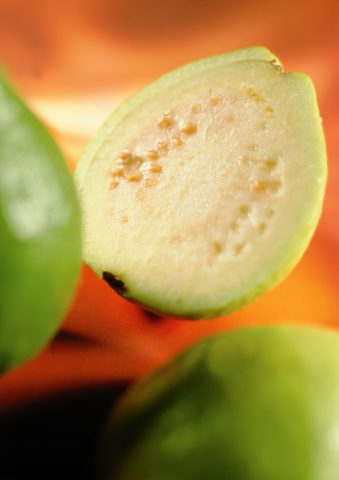 <p><b>FRUTTA ANTIAGE</b></p><p>Guava: il prezioso frutto dell'America Centrale, noto già in antichità dal popolo <b>Azteco</b>, secondo il <i>National Institute of Nutrition di Hyderabad</i> contiene la concentrazione più alta di <b>antiossidanti</b>. Con 500 milligrammi di antiossidanti per 100 grammi di polpa, è sul podio della frutta <a href="https://www.donnamoderna.com/salute/vivere-meglio/invecchiare-bene-strategie-in-10-passi" target="_blank">anti age</a> per eccellenza. Dalle montagne centrali del Messico arriva anche l'<a href="http://ricette.donnamoderna.com/insalata-con-avocado-e-gamberetti-nel-pompelmo" target="_blank">avocado</a>, altamente nutritivo e ottimo tagliato a fette sottili, in <b>insalata</b>,insieme alle noci del Brasile, preziose fonti di acidi grassi e note per essere uno degli alimenti più ricche di <b>selenio</b> al mondo: mangiane 2 al giorno.</p>