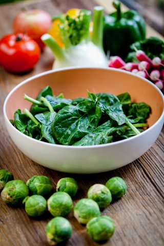 <p><b>INSALATA RICCA, RICCHISSIMA</b></p><p>La verdura a foglia verde è ricca di <b>luteina</b>: questo antiossidante aiuta la prevenzione dei problemi a vista e <b>occhi</b>. Puoi trovare la luteina negli spinaci, broccoli, cavoli, circoria e prezzemolo. I <b>broccoli</b>, insieme agli agrumi e peperoni, contengono alti dosi di <b>vitamina C</b>, importante per il sistema immunitario, ma preziosa anche contro stress cronico, artrite e cancro. La vitamina C, presente in molti alimenti, fra cui papaia, fragole, ravanelli, ortiche, spinaci, fave, previene l'<b>infarto</b>, aiuta a mantenere giovani i tessuti e facilita la guarigione di <b>ferite</b> e ossa fratturate, per questo è particolarmente consigliata a chi soffre di <b>anemia</b>. Porta a tavola piatti ricchi di verdure a foglia verde, a cui aggiungere pomodori, cipolle, carote e la <b>frutta</b>, come mela o ananas, che costituisce un piacevole diversivo tagliata a pezzi nell'<a href="https://www.donnamoderna.com/cucina/ricette/insalate-10-ricette" target="_blank">insalata</a>.</p>
