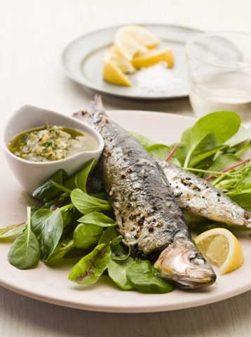 <p><b>VITALITÀ A TAVOLA</b></p><p>Pesce, carne, uova e fagioli contengono il <b>coenzima Q10</b>, che aiuta il controllo di pressione alta e zuccheri nel sangue, rafforzando muscoli e salute cardiovascolare. Diversi studi effettuati fra le neo mamme dell'<b>Europa del Nord</b> hanno evidenziato che la presenza di <b>pesce</b> nella dieta grazie al contenuto di acidi grassi omega 3 aiuta lo sviluppo celebrale del feto. Per una dieta salutare, anche in <b>gravidanza</b>, è bene fare attenzione alla presenza di mercurio. Fra le tipologie di pesce ricchi di omega 3 e poveri di mercurio è possibile trovare sardine, trote, acciughe, aringhe e salmone, che rispetto ai grandi predatori, contengono minori quantità di veleni. Evita le salse e aggiungi <b>limone</b> fresco, prezzemolo, aglio e un filo d'olio per un piatto<b> antiage</b> e profumatissimo.</p>