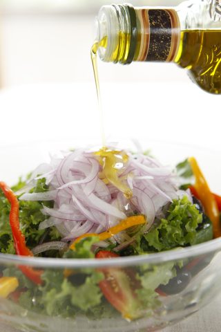 <p><b>CONDIMENTO MEDITERRANEO</b></p><p>Che condimento usi? La <b>cipolla </b>è ricca di bioflavonoidi: combatte allergie e<b> infezioni</b>, aiuta il sistema immunitario, oltre a prevenire i tumori e secondo alcuni studi migliora la resistenza alla <b>fatica</b>. Oltre all'azione diuretica grazie alla glucochinina la cipolla è <b>antidiabetica</b> e contiene il licopene, potente antiossidante che è possibile trovare anche negli agrumi, mele, uva, tè verde. Il condimento della <b>tradizione </b>mediterranea è un concentrato di antiossidanti naturali: usa olio extravergine d'oliva, <b>antitumorale</b> e in grado di proteggere dall'invecchiamento migliorando la salute del cuore, e succo di <a href="https://www.donnamoderna.com/salute/vivere-meglio/10-modi-per-usare-limone" target="_blank">limone</a> fresco. Saper condire i cibi con leggerezza e <b>qualità</b> significa dare <b>valore</b> a ciò che mangiamo.</p>