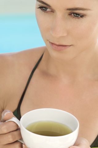<p><b>BENESSERE DA BERE</b></p><p>Naturalmente ricco di antiossidanti, il <a href="https://www.donnamoderna.com/salute/vivere-meglio/10-modi-per-usare-il-te" target="_blank">tè</a> verde è un concentrato di polifenoli, <b>bioflavonoidi</b> e tannini: sperimenta anche varianti con l'aggiunta di fiori come il <b>gelsomino</b>, deliziosi da preparare come fresca bevanda priva di zuccheri, aromatizzata con qualche goccia di limone fresco e foglie di <b>menta</b>, da conservare in frigo. Il consumo regolare di tè verde ha un'azione <b>rimineralizzante</b> per le ossa, migliora la salute di pelle e <b>capelli </b>e rafforza il sistema immunitario riducendo l'assorbimento degli zuccheri. A <b>colazione </b>aggiungi una manciata di mirtilli, bacche di goij o frutti rossi, che contengono antociani e un <b>pompelmo</b>, ricco di vitamine A, B, C.</p>