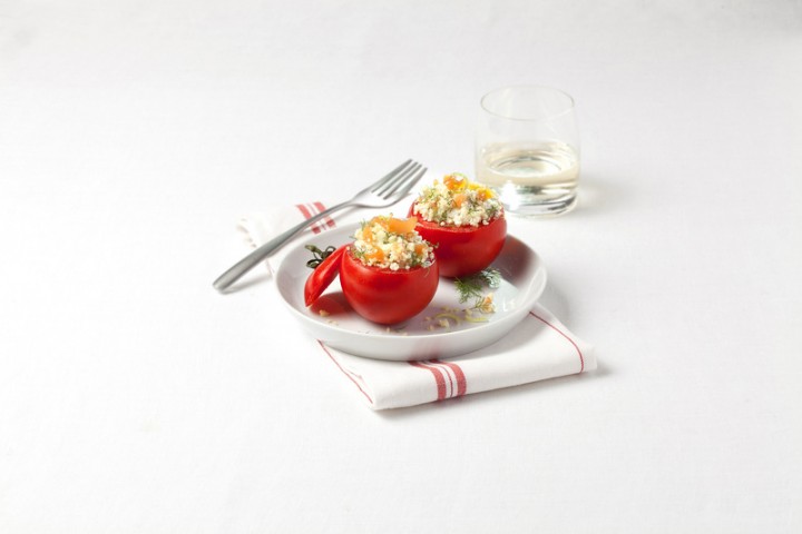 <p>In una ciotola, mescolate 4-5 cucchiai di cuscus precotto già gonfio con 50 g di salmone affumicato tagliato a dadini piccoli, un ciuffetto di aneto sminuzzato e la scorza grattugiata di un limone non trattato; legate il mix con 4-5 cucchiai di yogurt greco e distribuitelo in 4 pomodori ramati svuotati. </p><p>Prima di servire, guarniteli con una strisciolina di salmone, un ciuffetto di aneto fresco e una scorzetta di limone.</p>