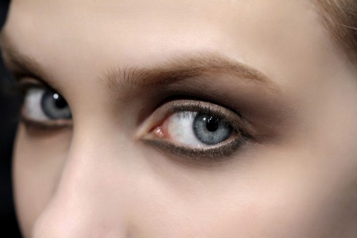 <p><b>Da sapere</b></p><p>Ad irritare il contorno occhi può essere l'uso del <b>make up sbagliato</b>. Per questo motivo è bene utilizzare matite, ombretti e mascara di altissima qualità e sempre testato dal punto di vista oftalmologico.</p><p>Persino le operazioni di <b>demaquillage</b> possono causare irritazioni. Per aumentare la sicurezza degli struccanti si può ricorrere agli struccanti monodose che in più contengono principi attivi disinifiammanti.</p><p>Per avere uno sguardo riposato, infine, esistono<b> integratori specifici,</b> da assumere per un paio di mesi. Efficaci quelli a base di vitamina C ed estratti di vite e mirtillo, che migliorano la tonicità dei capillari, e quindi apportano maggior nutrimento alla fragile zona del <b>contorno occhi.</b> Che risulta più <b>elastica e idratata.</b></p>