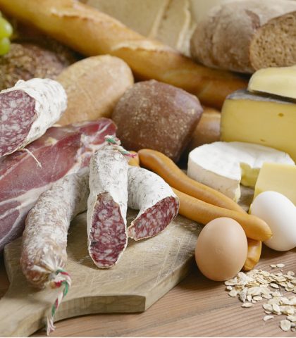 <p>Si suggerisce inoltre un'<b>alimentazione</b> priva di lipidi anche alle persone che hanno la probabilità di sviluppare nel tempo il <b>colesterolo</b> alto. Dovranno escludere<b> insaccati</b>, carne rossa, uova, formaggi stagionati, crostacei e molluschi di contro ad un maggiore introito di frutta e verdure.</p><p>"Si ipotizza il rischio di colesterolemia elevata attraverso la lettura integrata di alcuni <b>fattori</b> e dei valori emersi da una piccola batteria di esami - spiega il Prof. Borghi - A determinare il <b>rischio</b> concorrono: la familiarità, il <b>fumo</b>, il<b> peso</b> corporeo, l'eventuale diabete o sindrome metabolica, e il <b>sesso</b>. Le score di rischio, infatti, sono diverse per uomini e donne. Ricordiamo che queste ultime sono protette dagli estrogeni fino alla menopausa: dopo, il rischio di ammalarsi di patologie cardiovascolari è pari a quello degli uomini".</p>