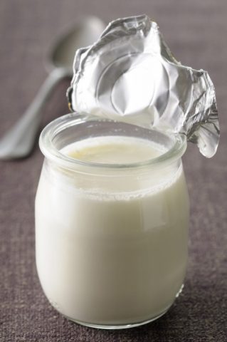 <p>Dato che il 10-15% del colesterolo viene assorbito dall’intestino, ci sono alcuni cibi che funzionano da falso bersaglio, bloccando l'assorbimento del colesterolo stesso. In particolare alcuni tipi di yogurt contribuiscono a ridurre l’ipercolesterolemia</p><p>Si può ottenere una riduzione del 10-12 % assumendone 2 grammi al giorno, ma solo in concomitanza con il cibo. </p><p> Meglio bere lo <b>yogurt</b> a fine pasto, come dessert e non a colazione.<br /> Sono prodotti con dei principi attivi di derivazione vegetale e privi di effetti collaterali. Possono essere inoltre sinergici agli eventuali farmaci. </p>