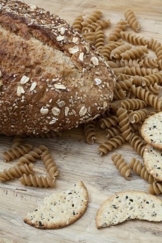 <p>I betaglucani sono fibre presenti nella crusca dei chicchi di cereale, soprattutto in orzo e avena e, in quantità decisamente minore, in segale e frumento. Il loro effetto benefico consiste nel limitare l'assorbimento di colesterolo da parte dell'intestino. e acidi biliari. </p><p>Diversi studi hanno inoltre dimostrato che i betaglucani dell'avena contribuiscono a regolarizzare l'indice glicemico evitando rallentamenti del metabolismo dovuti all'aumento dell'insulina nel sangue (prodotta per metabolizzare il glucosio), a tutto vantaggio della linea e della salute. </p><p>Esiste sotto forma di fiocchi per colazione, chicchi per minestre e pasta. </p>