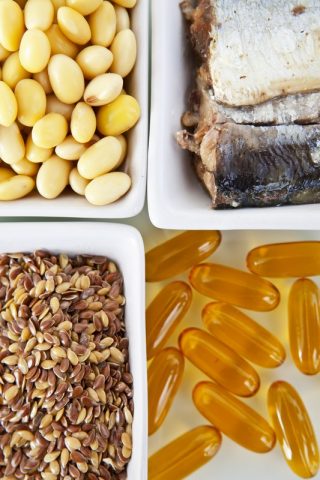 <p>Per abbassare il colesterolo cattivo ed innalzare quello buono sono utili i <b>grassi insaturi</b>, in particolare i polinsaturi, come gli <b>acidi grassi Omega 3</b> e <b>Omega 6</b>, che hanno un effetto protettivo nei confronti delle malattie cardiovascolari. Li si trova in salmone, sgombro e olio di semi di mais e di girasole.</p><p>L'olio d'oliva è un grasso monoinsaturo.</p><p>"Contro il colesterolo si può ricorrere ad<b> integratori</b> di Omega 3, a patto di assumerli durante i pasti - spiega l'esperto - altrimenti non servono a nulla. Questi infatti funzionano solo in presenza di cibi, poiché evitano che il colesterolo in esso contenuto venga assorbito dall'intestino.</p><p>Si tratta di prodotti <b>nutraceutici</b> che oggi rappresentano un'eccellenza, perché contengono principi attivi di funzione farmacologica, ma di derivazione vegetale".</p><p>I<b> grassi saturi, </b>cioè di derivazione animale, sono meno protettivi nei confronti delle arterie.</p><p>Vanno evitati i<b> grassi trans</b>, cioè quelli che si formano quando agli oli vegetali viene aggiunto idrogeno per migliorare il sapore di certi alimenti come cracker, biscotti e patatine fritte. </p>