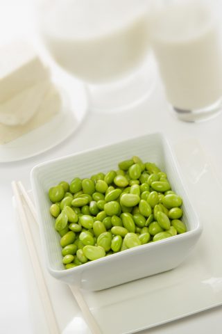 <p>Tra i cibi in grado di abbassare il <b>colestorolo</b> figura la soia: le sue proteine interferiscono con l’assorbimento del colesterolo. </p><p>La lecitina di <b>soia</b> è un ottimo coadiuvante naturale nella dieta contro l'ipercolesterolemia. </p>