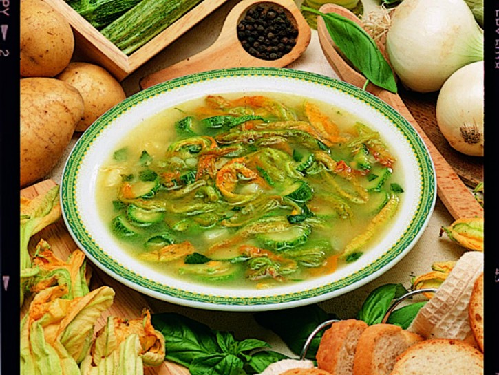 Ricetta Minestra di zucchine fiorilli e patate | Donna Moderna
