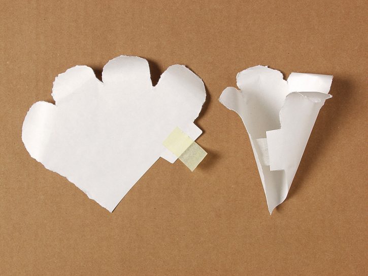 <p>Crea un cono arrotolando la <b>base</b> su stessa, che fisserai con un pezzo di scotch di carta. Il <b>fiore di carta</b> <a href="https://www.donnamoderna.com/tag/fai-da-te" target="_blank">fai da te</a> è quasi pronto...</p>