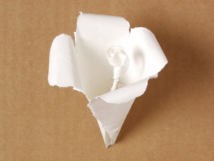 <p>Prima di chiudere la <b>corolla del fiore</b>, inserisci all'interno il pistillo e fissa con un pezzo di scotch di carta. Ricordati di lasciare il cono aperto in modo da poter inserire le <b>luci led</b>: nel caso, puoi decidere di inserirle anche in un secondo momento, tagliando un pezzo della punta.</p>