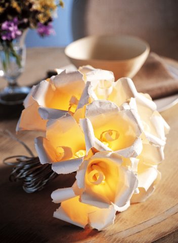 <p>Quando costruisci i <a href="https://www.donnamoderna.com/casa/fai-da-te/decora-la-casa-con-i-fiori-10-idee" target="_blank">fiori</a> di carta ricordati di arrotolare i petali che hai ottenuto piegandoli verso il basso, in modo da creare <b>volume</b>. Gioca con la struttura di carta in modo da dare un <b>effetto realistico</b> al fiore. Inoltre, considera che variando il <b>tipo di carta</b> otterrai effetti diversi. Prova a sbizzarrirti con differenti fantasie e spessori, come la <b>carta di riso</b>.</p>
