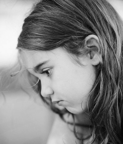 <p> Hai dubbi sul fatto che tuo figlio subisca i soprusi di un bullo? Ecco i <b>segnali</b> che possono essere sintomo di questo fenomeno:<br /> - Trovare scuse per non andare a scuola o voler essere accompagnati<br /> - Fare frequenti richieste di denaro<br /> - Essere molto tesi, piagnucolosi e tristi dopo la scuola<br /> - Presentare lividi, tagli, graffi o strappi negli indumenti<br /> - Dormire male o bagnare il letto<br /> - Raccontare di non avere nessun amico<br />- Rifiutarsi di raccontare ciò che avviene a scuola</p>