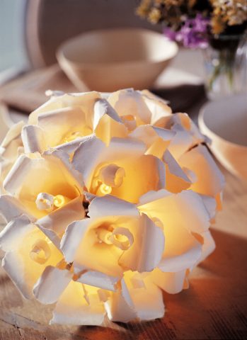 <p>Desideri realizzare una deliziosa lampada di <b>carta</b> a forma di bouquet? Segui le istruzioni e scatena la fantasia. Ti basta avere del cartoncino e qualche ora di tempo per dedicarti al <b>bricolage creativo</b> che trasforma la casa con un tocco di eleganza. L'idea <b>alternativa</b>? Puoi realizzare i fiori di carta senza inserire le luci led: ti basta chiudere le punte dei coni, legandole tra loro con un <b>filo di ferro o rame</b>, in modo da creare una struttura rigida. Ecco, il tuo <b>bouquet </b>di fiori di carta è pronto: ora non ti resta che spruzzare lievemente la superficie con la tua fragranza preferita e utilizzare la tua creazione come <b>centrotavola</b> oppure per un <b>regalo </b>originale.</p>