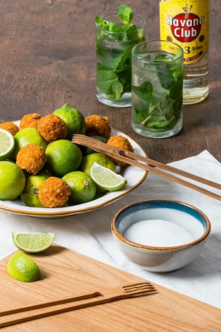 <p><b>Ingredienti</b></p><p> Pollo<br /> Formaggio spalmabile<br /> Yogurt aromaitzzato<br />Cornflakes</p><p>Una ricetta semplice e saporita pronta in 5 minuti: tritare il pollo finemente fino ad ottenere un impasto delicato. Unire il pollo al formaggio spalmabile.</p><p> Con le dita dare forma a polpettine da passare prima nello yogurt aromatizzato quindi nei cornflakes tritati. <br />Immergere le polpettine in olio bollente per pochi minuti finché la panatura diventa dorata.</p>