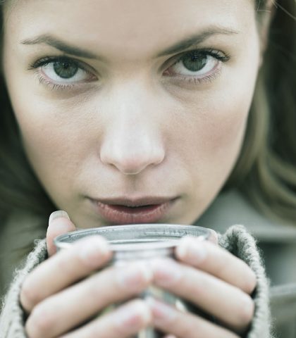 <p>La <b>stagione invernale</b>, con il gelo e le giornate<b> pigre</b>, potrebbe non sembrare il momento ideale per <a href="https://www.donnamoderna.com/salute/detox/spuntini-intelligenti-snack-dietetici" target="_self"><b>dimagrire</b> </a>e liberarsi dalle <b>tossine </b>accumulate.</p><p>Invece, è proprio questo il momento giusto per <b>drenare i liquidi </b>in eccesso e smaltire calorie dovute a stravizi alimentari e sedentarietà. Una dieta ad hoc, che attivi il <b>metabolismo</b>, e <b>attività fisica</b> costante sono il presupposto necessario di qualsiasi <b>programma benessere</b> si desideri seguire.</p><p>Considerate la rigidità delle temperature e la voglia crescente di cocooning, le <b>tisane </b>e gli infusi caldi sono un validissimo aiuto per smaltire chili e tossine più rapidamente e regalarsi anche alcuni ulteriore, piacevoli effetto collaterali della <b><a href="https://www.donnamoderna.com/salute/detox-tintura-madre-benessere" target="_self">fitoterapia</a></b>. </p>
