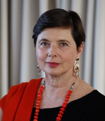 <p>L'ex modella ha 62 anni e li porta con orgoglio. In un’intervista ha dichiarato: «Sono invecchiata, succede: è come ordinare a un bambino di non crescere, ma lui cresce lo stesso. Mi sento perfettamente a mio agio con la mia età».</p>