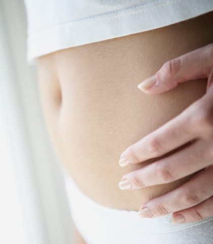 <p><b>Consumare grasso e non muscoli</b></p><p>Prima di addentrarci in modo specifico nelle tre fasi della <b>dieta del supermetabolismo</b>, diamo uno sguardo ai protagonisti di questo rivoluzionario programma alimentare:<a href="https://www.donnamoderna.com/salute/fegato-grasso" target="_self"> <b>fegato</b></a> e <b>tiroide</b>.</p><p>La salute del fegato influisce, tra le altre cose, su equilibrio elettrolitico, infiammazione e<b> ritenzione idrica</b>. Inoltre, è il fegato che trasforma le vitamine B in <b>coenzimi </b>metabolizzando proteine, grassi e carboidrati ingeriti. Sempre nel fegato viene prodotta la <b>carnitina,</b> un acido carbossilico in grado di farci <b>bruciare grasso</b> e non muscoli. Avere un fegato sano è, quindi, il primo passo perché a essere consumati come carburante dall’organismo non siano i muscoli, bensì l’odiato adipe. Il fegato va quindi <b>nutrito</b> a dovere e non stressato.</p><p>Anche la<b><a href="https://www.donnamoderna.com/salute/tiroide-sotto-controllo" target="_self"> tiroide</a></b> riveste un ruolo fondamentale nel corretto funzionamento del metabolismo: questa ghiandola infatti, produce <b>ormoni</b> e funziona come una sorta di “caldaia”, che aiuta a bruciare ma può anche rallentare il metabolismo. Per questo è sempre necessario controllare la <b>chimica ematica</b> della tiroide, ovvero lo stato della sua funzionalità. </p>