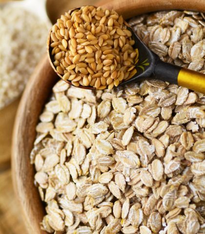 <p><b>Carboidrati complessi e attività aerobica</b></p><p>Premettiamo che, considerate modalità e durata della dieta del<b> supermetabolismo</b>, sarebbe bene tenere (per una volta) fede al solito proposito settimanale: “la dieta? Inizio da <b>lunedì”. </b>Nella <b>dieta del supermetabolismo</b>, infatti, è la settimana a essere suddivisa in <b>tre step</b> e l’intera dieta dura <b>4 settimane</b>. La prima fase è quella che ci permetterà di <b>“allentare”</b> ovvero di rilassare il nostro organismo, un po' come se gli stessimo dicendo che va tutto bene.</p><p>Questa prima fase sarà molto apprezzata da chi predilige i<b> <a href="https://www.donnamoderna.com/salute/carboidrati" target="_self">carboidrati</a></b> e durerà 2 giorni,<b> lunedì e martedì</b>. L’obiettivo è proprio allentare la tensione e <b>calmare i surreni</b> stressati. Si tratta di una <b>fase glicemica</b>: alimenti a medio-basso indice glicemico, un <b>po’ di proteine</b> e pochi grassi. Tra i carboidrati, però, non è contemplato il <b>frumento</b> quindi la dieta del supermetabolismo non permette pasta o pane di frumento.</p><p>Da preferire i carboidrati come il riso integrale, l’<b><a href="https://www.donnamoderna.com/salute/avena-piccante-e-bietole" target="_self">avena</a></b>, la quinoa (anche sotto forma di pasta). Il lunedì e il martedì, quindi, si consumano <b>tre pasti ricchi di carboidrati</b> complessi, con poche proteine (tacchino, manzo magro, pesce magro) e poveri di grassi.</p><p>Inoltre, sono obbligatori <b>due spuntini</b> a base di <b>frutta </b>(molto consigliato è il mango). Per quanto riguarda l’<b>attività fisica</b>, nella prima fase è previsto almeno un allenamento di tipo <b>aerobico</b> (corsa, step, cyclette, camminata): è questo, infatti, il modo migliore per utilizzare gli zuccheri dei carboidrati complessi introdotti.</p>