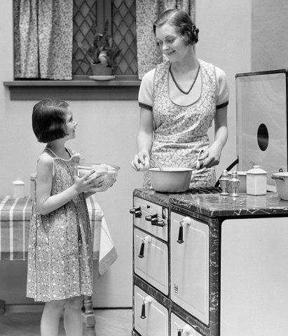 <p><b>Essere madri oggi </b>è indubbiamente più complicato di un tempo. Le nostre madri (la generazione di <b>mamme degli anni '70</b>, oggi nonne dei nostri figli) si preoccupavano di stabilire se il <b>tempo</b> che passavano con i figli fosse di <b>qualità</b>? La risposta ci viene suggerita da una ricerca condotta dal <i>Pew Reserch Center di Washington </i>confrontando i dati dal 1965 al 2011: pur lavorando maggiormente fuori casa oggi le mamme dedicano alla cura dei bambini<b> il 40% in più del tempo</b> rispetto alle loro madri.</p><p> Un tempo i bambini giocavano molto meno con i genitori. Non solo... il loro tempo era più "vuoto" di quello dei bimbi di oggi, che se non è riempito delle attenzioni del genitore è comunque occupato da attività extra-scolastiche oltre che alla scuola a tempo pieno. <br />Ma siamo sicuri di stare percorrendo la strada giusta? I <b>bambini</b> non hanno anche il diritto alla noia per costruire la propria personalità e stabilire <b>passioni e creatività</b>?</p><p><a href="https://www.donnamoderna.com/mamme/posso-aiutarti-mamma/tempo-figli-qualita-quantita/photo/I-sensi-di-colpa-delle-mamme#dm2013-su-titolo" target="_self"><i>Continua a leggere...</i></a></p>