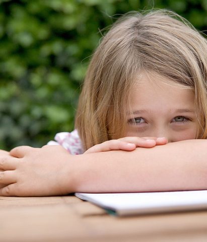 <p>Per i paladini della <b>"qualità del tempo"</b>, la <b>quantità</b> è quel tempo di condivisione tra figli e genitori spesso vuoto di <b>dialogo e iniziative</b>. Uno "stare insieme" senza sentirlo davvero. Eppure anche la sola vicinanza e condivisione della quotidianità può arricchire la <b>crescita dei bambini</b>. In gran parte sono le mamme che hanno voluto e potuto scegliere di dedicarsi completamente al loro ruolo di madri quelle che passano più tempo con i bambini. Sempre secondo la ricerca Ipsos (commissionata da Direzione Ricerche Ferrero International) "le <b>casalinghe</b>, pur sentendosi per certi versi meno complete per aver dovuto rinunciare alla realizzazione professionale, hanno più tempo e modo di dedicarsi come vorrebbero alle attività che ruotano intorno alla famiglia riuscendo a ritagliarsi anche del tempo per sé."</p><p>Quindi inutile negarlo: chi si occupa di casa e bambini ha <b>ritmi meno serrati</b>. Ci sono poi quelle mamme che hanno <b>contratto le ore lavorative</b> e si trovano comunque a poter passare svariate ore al giorno con i figli pur mantenendo un lavoro fuori casa. Entrambe queste condizioni possono rendere felici i bambini ma attenzione a non scadere nella <i>"poca qualità"</i>... Trascorrere del tempo esclusivo con i bambini e soprattutto ascoltarli, dialogare, essere pronte ad intervenire è altrettanto importante della quantità di tempo che si trascorre con loro. Insomma, anche per una mamma molto presente vale la regola che bisogna esserci con "la testa" oltre che con "il corpo" e in questo i <b>bambini</b> sono bravissimi a cogliere le differenze!</p><p><a href="https://www.donnamoderna.com/mamme/posso-aiutarti-mamma/tempo-figli-qualita-quantita/photo/Il-confronto-con-le-nostre-madri#dm2013-su-titolo" target="_self"><i>Continua a leggere...</i></a></p>