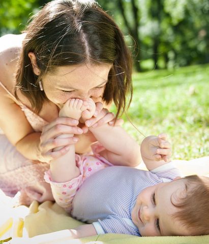 <p>La <b>maternità</b> e la gestione dei <b>figli</b> oggi sono più complesse di un tempo. Da un lato la necessità di <b>lavorare</b> per entrambi i <b>genitori</b>, dall'altro i ritmi di vita sempre più serrati riducono enormemente il <b>tempo</b> che mamma e papà trascorrono con i bambini. Una problematica che riguarda in particolare le mamme (soprattutto di quelle che lavorano fuori casa) che si trovano a gestire in una giornata la <b>cura dei figli</b>, il lavoro, gli eventuali spostamenti, la gestione della casa e (all'ultimo posto) un po' di tempo per se stesse o per il compagno. Insomma il tempo è notevolmente contratto: da un <b>recente studio</b> Ipsos commissionato da Direzione Ricerche Ferrero International, le mamme "si <i>fanno in quattro</i> non solo per educare ed accudire i figli, ma anche per intrattenerli, <b>passare del tempo</b> con loro, renderli <b>felici</b>... a costo di sacrificare se stesse, o rendere ancora più complicate le loro giornate".</p><p>In questo scenario ha preso piede la teoria del <b>tempo di qualità o di quantità </b>da passare con i propri figli. Con scontri feroci tra chi sostiene la bontà dei "pochi minuti intensi passati con i bimbi" e chi porta avanti la teoria che i bambini hanno bisogno dei genitori e di condividere la maggior parte della giornata con loro. Trovare un equilibrio non è facile: c'è chi ha diminuito gli impegni lavorativi abbassando il tenore di vita per quanto possibile e chi non vuole (o non può) rinunciare al lavoro e cerca di recuperare investendo nella <b>qualità del tempo</b>.</p><p>Ma dove mettiamo i <b>bambini</b> in tutto questo bailamme? La ricetta della perfezione non esiste, ma vediamo che impatto possono avere le due teorie nell'<b>educazione dei bambini</b>...</p><p><a href="https://www.donnamoderna.com/mamme/posso-aiutarti-mamma/tempo-figli-qualita-quantita/photo/Il-tempo-di-qualita-e-sufficiente#dm2013-su-titolo" target="_self"><i>Continua a leggere...</i></a></p>