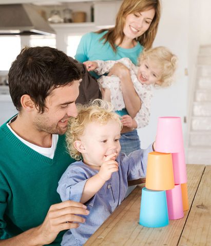 <p>Non è facile definire il <b>"tempo di qualità"</b> da passare con i <b>bambini</b>. Può una <b>mamma</b> che lavora fuori casa tutto il giorno e rientra alle 19 o alle 20 dedicarsi al 100% ai bambini? Certamente no, inutile far finta di vivere in un mondo ideale... una mamma in queste condizioni non può tornare a casa ed evitare di occuparsi minimamente di quella che è la gestione della cena, della casa, dei compiti da finire e dei bambini da mettere a letto. Impossibile rientrare e mettersi a <b>giocare</b> o fare altre attività ludiche incentrate interamente sui bambini. Se però è questo che consideriamo come "tempo di qualità"...</p><p>Ma un'altra definizione potrebbe essere una <b>mamma attenta alle esigenze dei figli</b>, all'ascolto e al dialogo magari mentre prepara la cena o riordina casa. Forse un'immagine più "vera" e meno falsata della mamma che si deve dedicare anima e corpo ai figli. Quando il tempo manca, sta nell'abilià dei genitori di rendere "prezioso" qualche momento passato con i figli. Questo non andrà a sopperire completamente la <b>mancanza di tempo</b>, ma aiuterà a cementare il <b>rapporto genitori-figli</b>.</p><p><a href="https://www.donnamoderna.com/mamme/posso-aiutarti-mamma/tempo-figli-qualita-quantita/photo/La-quantita-di-tempo-ha-il-suo-valore#dm2013-su-titolo" target="_self"><i>Continua a leggere...</i></a></p>