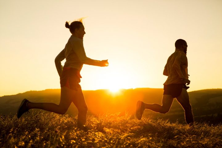 <p><b>TUFFO NELLA LUCE</b> </p><p>La luce solare agisce sulla <b>ghiandola pineale</b>, che la scienza sta ancora studiando al fine di chiarire il suo ruolo per l'essere umano. La <b>melatonina</b>, ormone prodotto dall'epifisi, agisce regolando il ciclo sonno-veglia: nei mammiferi la sua produzione viene regolata grazie alla quantità di luce percepita dalla <b>retina</b>. Durante la notte dormi con una <b>lampada</b> accesa o la tv? Può avere effetti negativi sul <b>metabolismo</b>. Un team di ricercatori appartenenti alla <i>Nara Medical University School of Medicine</i> in Giappone ha confermato che l'esposizione alla luce artificiale durante la notte prolungata nel tempo peggiora la qualità del <b>sonno</b>, oltre a avere effetti su metabolismo, flusso sanguigno e pressione. Nella società occidentale è frequente trascorrere lunghe ore in ambienti illuminati artificialmente: durante il giorno anche sul <b>lavoro</b> cogli l'occasione per una pausa all'aperto... senza sigaretta! Basta una boccata d'aria e qualche passo per sentirsi più in forma e trarre beneficio dal <b>sole</b>.</p>