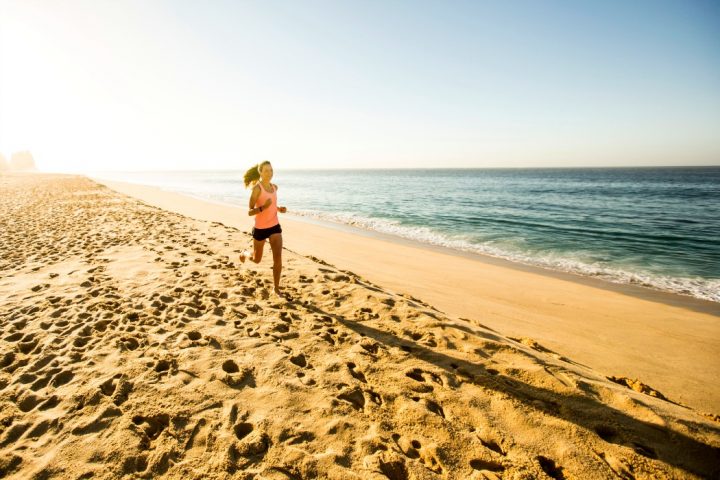 <p><b>SOLE, FONTE DI VITA</b> </p><p>Come approfondito da diversi studi scientifici, il ruolo della<b> luce solare</b> può rivelarsi prezioso per la cura dei casi di depressione, poiché stimola la sintesi di <b>endorfine</b>, fondamentali per l'umore. Accade spesso che durante un inverno particolarmente buio e freddo ci si possa sentire scarichi e essere invasi da un profondo senso di tristezza: per alcune persone più <b>sensibili</b> questo può diventare un vero e proprio in grado di peggiorare lo stato emotivo, in grado aumentare senso di tensione e <b>nervosismo</b>. Le variazioni di luce possono alterare l'umore e i cicli <b>sonno-veglia</b>, ecco perché è importante trascorrere del tempo all'aria aperta in ogni <b>stagione</b> e fare dell'esposizione al sole una vera e propria <b>terapia</b>. Noti già in epoche antiche, i <b>bagni di luce</b> sono particolarmente preziosi se effettuati durante la mattina: secondo alcuni esperti l'<b>ora migliore</b> per una passeggiata è fra le 10 e le 12.</p>