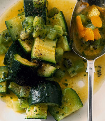 <p>Se avete appurato che il problema gonfiore dipende da una <b>cattiva digestione</b> è lo stomaco che bisogna farsi alleato della propria linea. In questo caso, la regola alimentare pro-pancia piatta numero 1 è semplice: mangiare <b>cibi facilmente digeribili.</b></p><p>Cibi che contribuiscono ad ottenere la<b> pancia piatta</b>:</p><p> <b>- pesce</b> e <b>carni magre</b>, a patto che siano cucinati in modo semplice, ovvero al vapore o alla griglia;<br />- <b>verdure</b>, soprattutto <b>cotte,</b> <b>frutta fresca</b>, <b>acqua minerale </b>a volontà, <b>cerali integrali</b>, ricchi di fibre. È stato scoperto inoltre che questi ultimi riducono l'indice di massa corporea.</p><p>Altri aiuti arrivano dalle spezie:<b> zafferano </b>e<b> zenzero</b> sono inoltre 2 erbe particolarmente benefiche per lo stomaco, poiché sono ben tollerate anche in casi di acidità di stomaco. Divertiti a <a href="http://www.salepepe.it/menu/top-ten-ricette/migliori-ricette-zafferano/" rel="nofollow" target="_blank">realizzare ricette con lo zafferano</a> o ad aggiungere lo zenzero nei <b>passati di verdure</b> o insalate.</p>