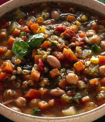 <p>La fibra è la <b>parte filamentosa</b> che sostiene e tiene insieme i vegetali, non viene digerita e tende ad <b>assorbire acqua</b>, aumentando il volume del materiale alimentare mentre procede lungo il tratto intestinale.</p><p>Ciò contribuisce a migliorare la <b>funzionalità intestinale</b> e ad aumentare il <b>senso di sazietà</b>. Il fabbisogno giornaliero di fibra è calcolato in <b>30 mg</b> ma in realtà, con il tipo di alimentazione raffinata e sofisticata, se ne assume molto meno.</p><p>Tra gli <b><a href="https://www.donnamoderna.com/salute/fibre-alimentazione/alimenti-con-piu-fibre" target="_blank">alimenti ricchi di fibra</a></b> (di cui viene indicato anche il contenuto in fibra per 100 g di prodotto) rientrano fagioli borlotti (15), lenticchie (12), ceci (12), fichi (11), piselli (6), farro (6) e pane integrale (5).</p><p>Abituarsi a fare <b>colazione</b> con<b> cereali integrali</b>, inzuppati in latte, the o yogurt, contribuisce nel lungo periodo a <b>sgonfiare l'addome</b> e a mantenere i risultati nel tempo.</p>