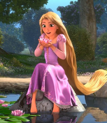 <p>Cosa c'è di più bello di una fiaba amatissima che passa dalle parole alle immagini? È successo tante volte, tra cui anche anche a Raperonzolo dei fratelli Grimm che grazie alla Disney è diventato un film dal titolo <b>Rapunzel – L'intreccio della torre</b>. E il mito della ragazzina dai lunghi capelli dorati ha continuato ad incantarci.</p>