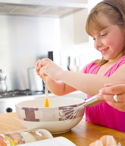 <p>Dai <b>6 anni</b> i <b>bambini</b> cominciano ad avere più manualità e sicurezza nei gesti. Sono capaci di <b>rompere le uova</b> e preparare quasi da soli una <b>frittata</b>: dovremo solo aiutarli con il fornello, sono ancora troppo piccoli per avvicinarsi al fuoco. Man mano che crescono possono aiutarci più attivamente nella preparazione dei pasti: preparare gli ingredienti, lavare l'insalata, mescolare un sugo. Anche dare la forma alle <a href="https://www.donnamoderna.com/mamme/bambini-4-12-anni/cucinare-con-i-bambini-ricetta-ragu-e-polpette" rel="nofollow" target="_self"><b>polpette</b></a> o passare le fettine di carne nel pangrattato.</p><p>A quest'età può instaurarsi nel bambino una vera e propria <b>passione per la cucina</b> che si differenzia dalla semplice curiosità dei primi anni. In questo caso coltiviamola, gli sarà senz'altro utile per il futuro!</p><p><i>Attenzione alla sicurezza</i>: anche a quest'età bisogna fare molta <b>attenzione ai fornelli accesi </b>e a non lasciare solo il bambino al piano cucina se abbiamo qualche pietanza in cottura. Può cominciare a usare il <b>coltello</b> per affettare verdure semplici come una zucchina, ma sempre accanto a un adulto e solo se il bambino mostra di essere "responsabile".</p>